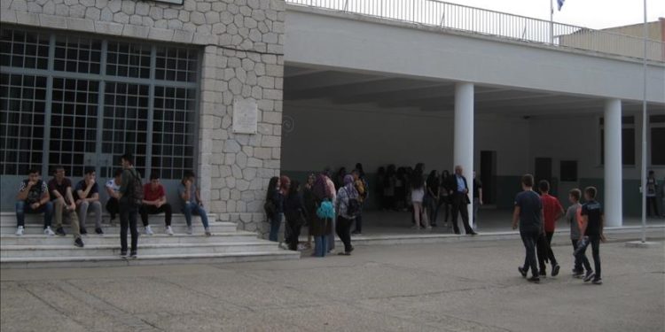 Batı Trakyalı Türkler, azınlık okulunda dönüşümlü eğitimi protesto ediyor