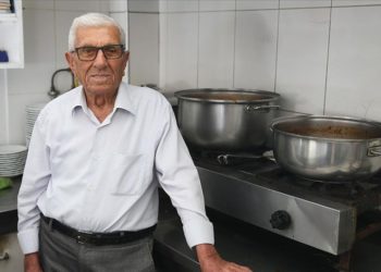 Kuru fasulyeci 97 yaşındaki “Hüseyin Amca” 65 yıldır tezgahından ayrılamıyor