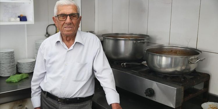 Kuru fasulyeci 97 yaşındaki “Hüseyin Amca” 65 yıldır tezgahından ayrılamıyor