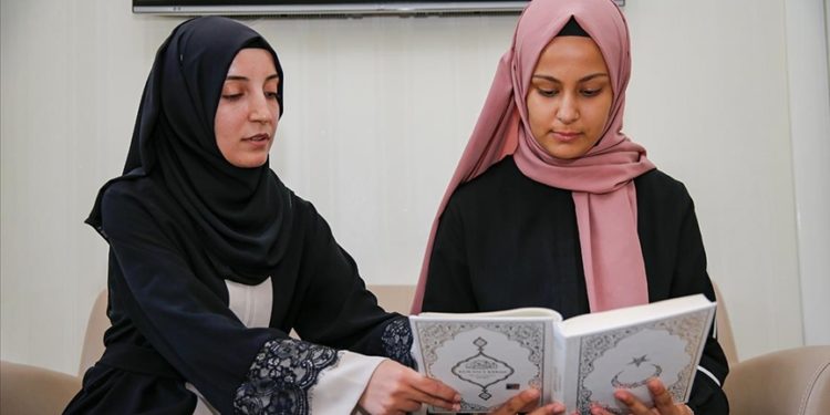 Diyarbakırlı Sedef, güzel sesiyle Kur’an-ı Kerim’i dünyaya duyurmak istiyor