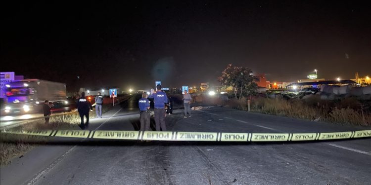 Konya'da iki kamyon ve bir otomobilin karıştığı kazada 2 kişi öldü, 8 kişi yaralandı