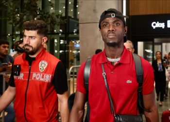 Beşiktaş'ın yeni transferi Eric Bailly, İstanbul'a geldi