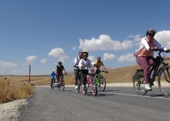 Doğaseverler Van Gölü kıyılarını temizledi