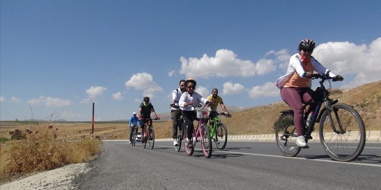 Doğaseverler Van Gölü kıyılarını temizledi