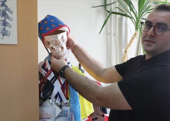 Ekran başında uzun süre yanlış oturuş duruş bozukluğuna yol açıyor