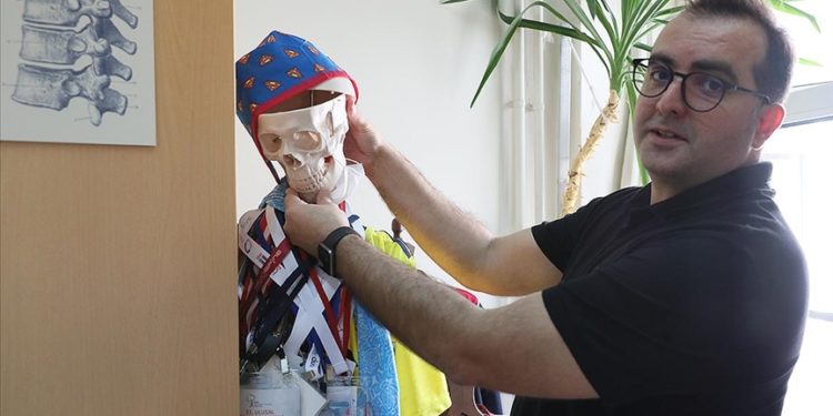 Ekran başında uzun süre yanlış oturuş duruş bozukluğuna yol açıyor