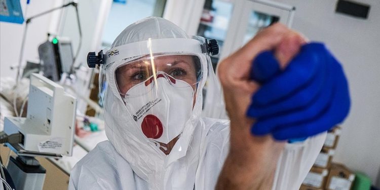 Uzun süreli Kovid geçirenlerin ana organlarında daha çok hasar görülebiliyor