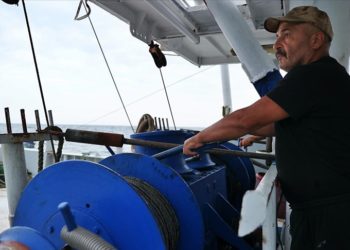 Karadenizli balıkçı, ağlara takılan atıkları geri dönüşüme kazandırıyor