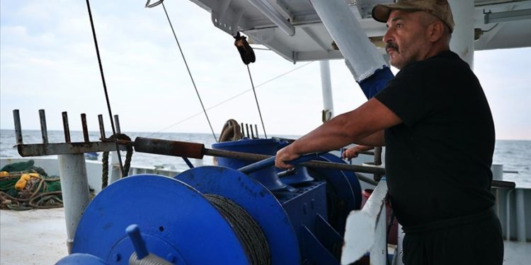 Karadenizli balıkçı, ağlara takılan atıkları geri dönüşüme kazandırıyor