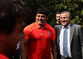 Bakan Bak, Grekoromen Güreş Milli Takımı kampını ziyaret etti