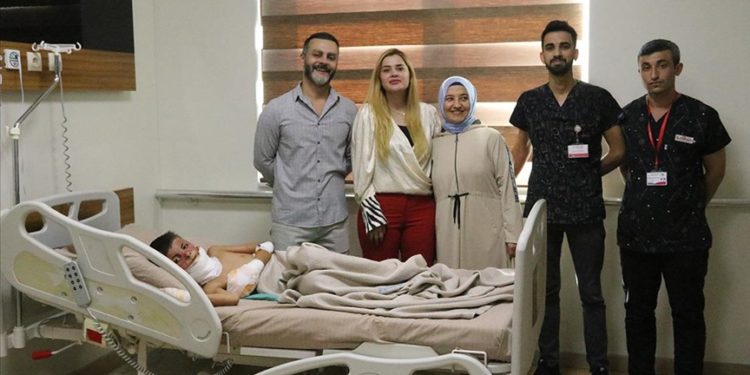 Kardeşini kurtarmaya çalışırken vücudu yanan Azerbaycanlı çocuğa Şanlıurfa’da doku nakli