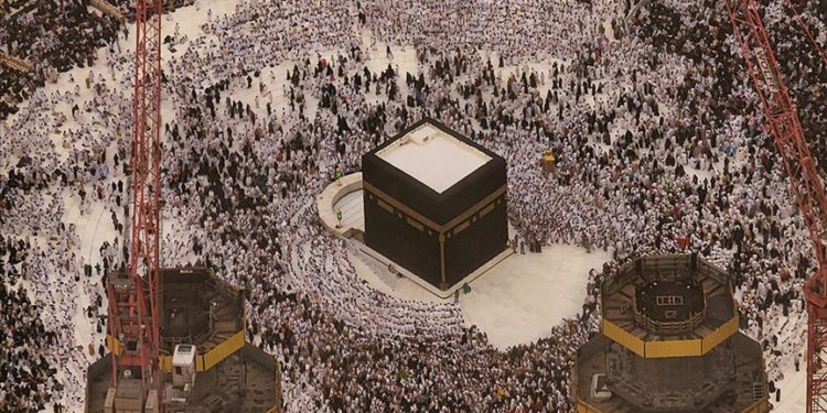 Depremzede üniversite öğrencileri umreden döndü