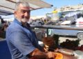 Depremde işletmesi yıkılan Hasan usta, öcce dürümü müşterilerine tezgahta sunuyor