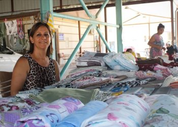 Depremden etkilenen Hatay’da kadınlar yeniden pazardaki tezgahlarının başına geçti