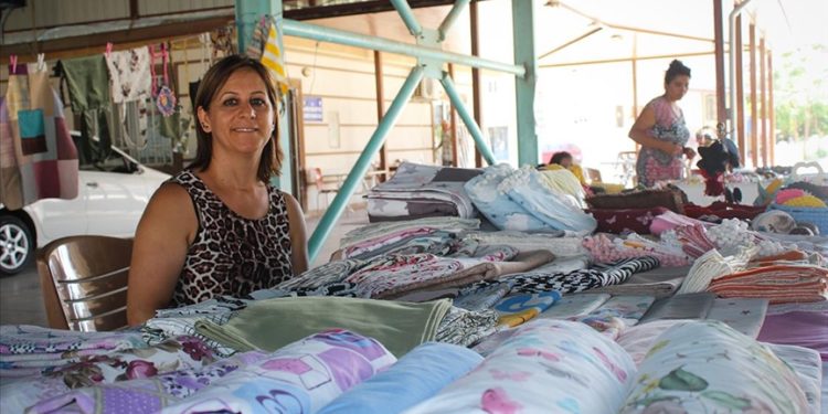 Depremden etkilenen Hatay’da kadınlar yeniden pazardaki tezgahlarının başına geçti