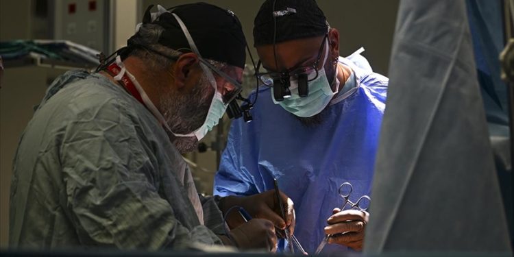 Türk cerrahların yaptığı robotik kalp ameliyatlarını yabancı hekimler de canlı izledi