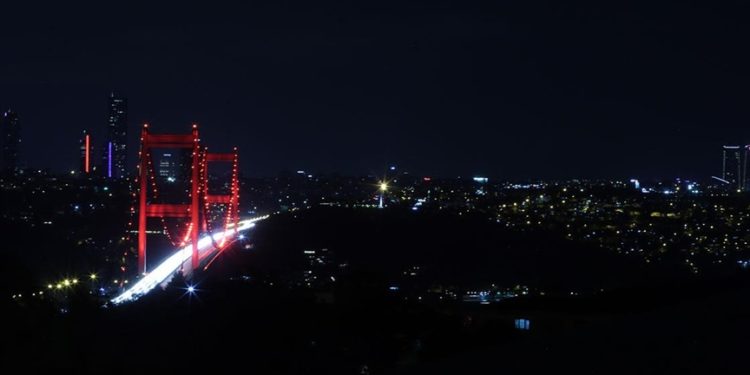 Fatih Sultan Mehmet Köprüsü DMD hastaları için aydınlatıldı