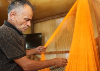 Çocukken başladığı ağ örme mesleğini 47 yıldır sürdürüyor