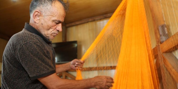 Çocukken başladığı ağ örme mesleğini 47 yıldır sürdürüyor