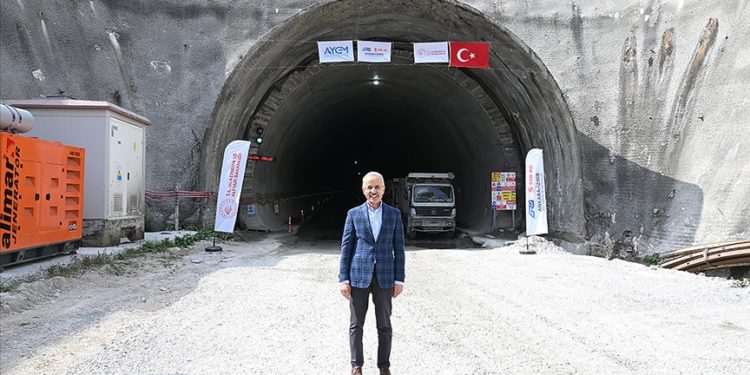 Ankara-İzmir Hızlı Tren Hattı bir yıl erken bitirilerek 2027’de hizmete girecek