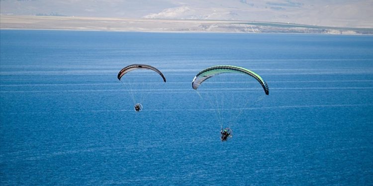 Van'da Yamaç Paraşütü ve Paramotor Hedef Şampiyonası devam ediyor
