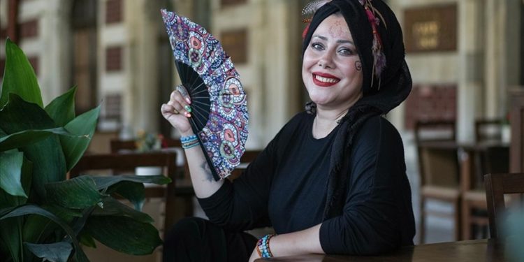 Marmaray’ın yorgun yolcularına sesiyle güzel bir gün sonu yaşatıyor