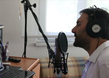 Köyünde kurduğu mini “stüdyoda” şarkı sözü yazıp seslendiriyor