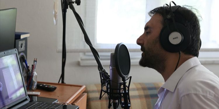 Köyünde kurduğu mini “stüdyoda” şarkı sözü yazıp seslendiriyor