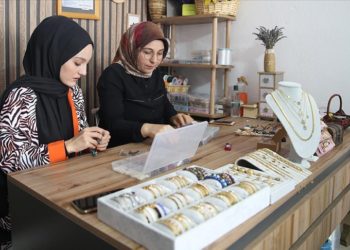 Kızı için yapmaya başladığı takılar yurt dışında alıcı buluyor