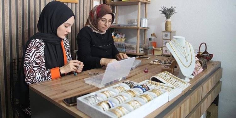 Kızı için yapmaya başladığı takılar yurt dışında alıcı buluyor