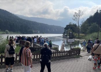 Günübirlik tatilciler hafta sonu Gölcük Tabiat Parkı'nda yoğunluk oluşturdu