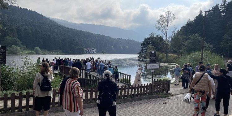 Günübirlik tatilciler hafta sonu Gölcük Tabiat Parkı'nda yoğunluk oluşturdu