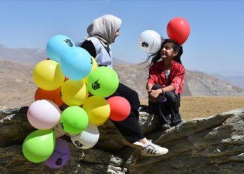Farklı illerden gönüllüler, Berçelan Yaylası’ndaki çocuklara hediyeler götürdü