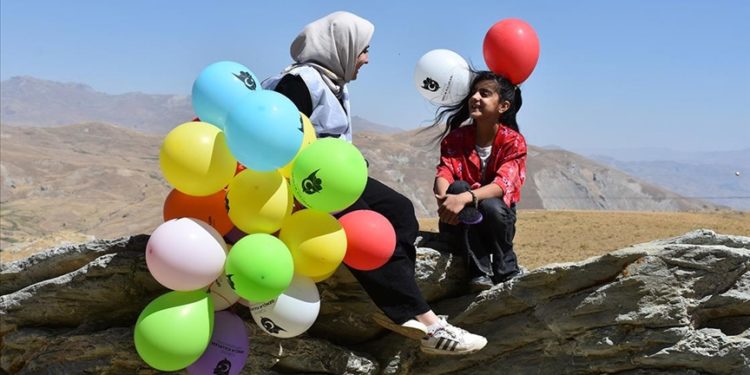 Farklı illerden gönüllüler, Berçelan Yaylası’ndaki çocuklara hediyeler götürdü