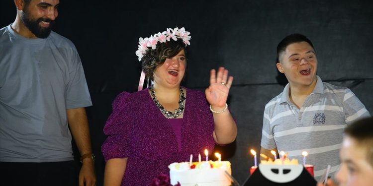 Kahramanmaraş’ta “+1 Sokağı” sakini down sendromlu Esra Eren’e doğum günü kutlaması