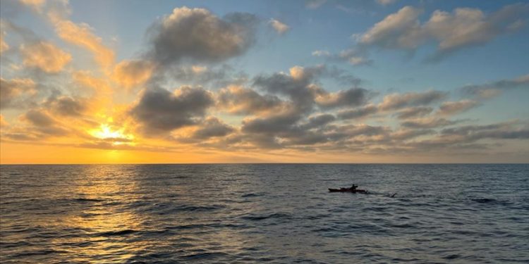 İki Türk sporcu, California’daki Catalina Kanalı’nı 13 saatte yüzerek geçti