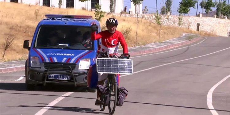 Şehit Fethi Sekin anısına İzmir’den Elazığ’a pedal çevirdi