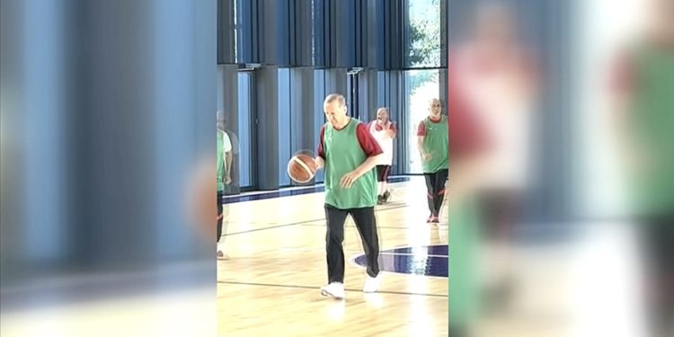 Cumhurbaşkanı Erdoğan, basketbol oynadı