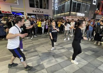 Trabzonspor taraftarları takımlarının galibiyetini horon ve kol bastı oynayarak kutladı