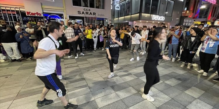Trabzonspor taraftarları takımlarının galibiyetini horon ve kol bastı oynayarak kutladı
