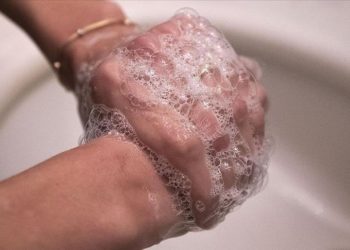 Kuduz şüphesinde yaralanma bölgesinin doğru temizliği virüsü önlemede etkili