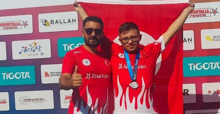 Özel sporcu milli atlet Emirhan Akçakoca’dan Avrupa Şampiyonası’nda dünya rekoru