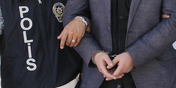 İstanbul'da terör örgütü PKK lehine gösteri düzenleyen 6 zanlıdan 2'si tutuklandı