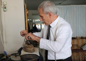 “Yılın Ahisi” seçilen Erzurumlu terzi mesleğini 63 yıldır titizlikle icra ediyor