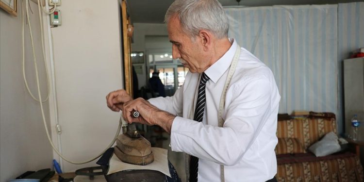 “Yılın Ahisi” seçilen Erzurumlu terzi mesleğini 63 yıldır titizlikle icra ediyor