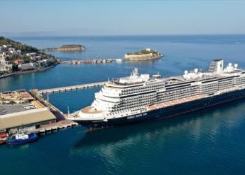 Kuşadası'na dev kruvaziyerle 2 bin 600 turist geldi