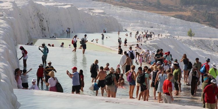 Pamukkale'yi 8 ayda 1 milyon 512 bin kişi ziyaret etti