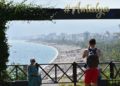 Antalya sahillerinde tatil hareketliliği sürüyor