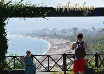 Antalya sahillerinde tatil hareketliliği sürüyor