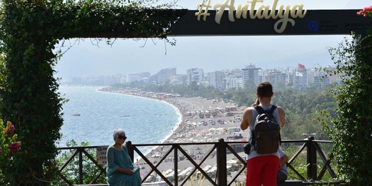 Antalya sahillerinde tatil hareketliliği sürüyor